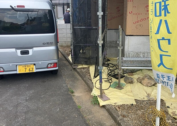 【庭_2】庭のある家に住むことのメリットとして、子どもたちの遊び場を確保できること、ガーデニングや家庭菜園を楽しめること、明るさを確保できることがあります。また、配置を工夫することでプライバシーが確保できます。