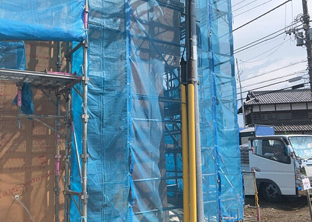 【庭_2】庭のある家に住むことのメリットとして、子どもたちの遊び場を確保できること、ガーデニングや家庭菜園を楽しめること、明るさを確保できることがあります。また、配置を工夫することでプライバシーが確保できます。