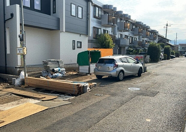 【前面道路含む現地写真_2】前面道路の幅員や歩道の有無、近隣の建物との距離感などは、実際の生活の利便性や安全性に大きく影響します。複数のアングルから前面道路の状況を確認することで、より具体的に生活イメージを描けます。