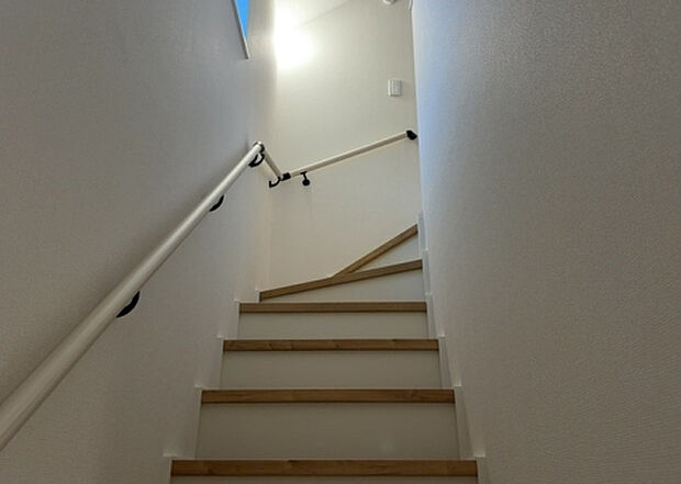 【内装】建物の上下階の通路である階段は、その位置によって動線や室内の印象が大きく左右されます。手摺にも重要な役割があり、転倒の防止・歩行や動作を円滑にして日常生活を支えることを主な目的として設置されています。