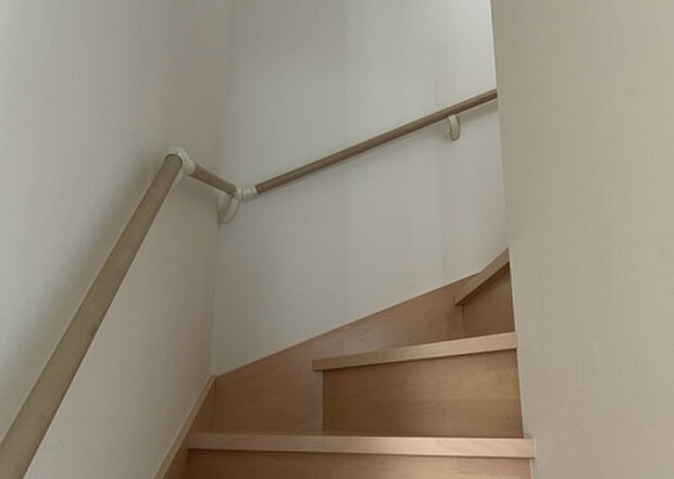 【内装】建物の上下階の通路である階段は、その位置によって動線や室内の印象が大きく左右されます。手摺にも重要な役割があり、転倒の防止・歩行や動作を円滑にして日常生活を支えることを主な目的として設置されています。