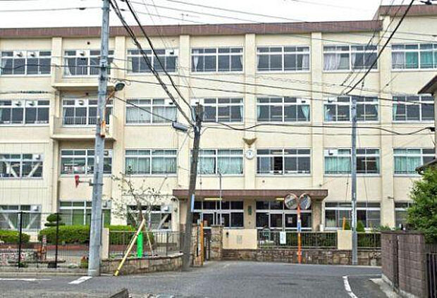 第七中学校(約827m)