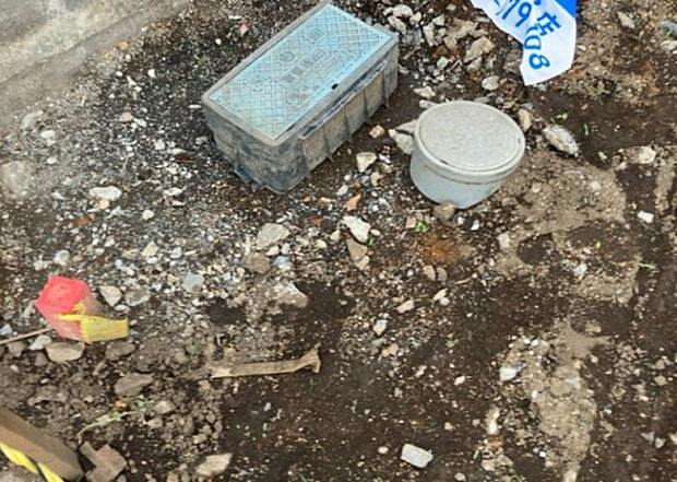 【その他設備】敷地内には、散水栓や立水栓があります。水道水を直接利用できるため、水を運ぶ手間を省くことが出来ます。大量の水を必要とする洗車作業や清掃などに役立ちます。その他設備とあわせて、現地でご確認ください。