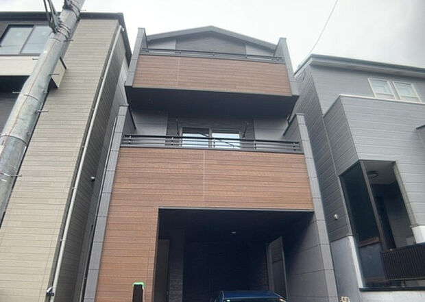 【庭】庭があることでガーデニングや家庭菜園はもちろん、こどもの遊び場やペットを放して遊ぶことができます。また、家の周囲に余裕があるということです。隣地との間があれば、十分な日当たりと、風通しが確保できます。