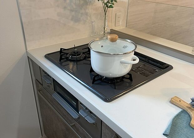 【キッチンコンロ】キッチンコンロは、料理の質を大きく左右する重要な設備です。火力調整のしやすさ、グリル機能の有無、安全装置の充実度など、選ぶポイントがたくさんあります。特に、IHクッキングヒーターは、お手入れのしやすさや安全性が高く、近年人気が高まっています。