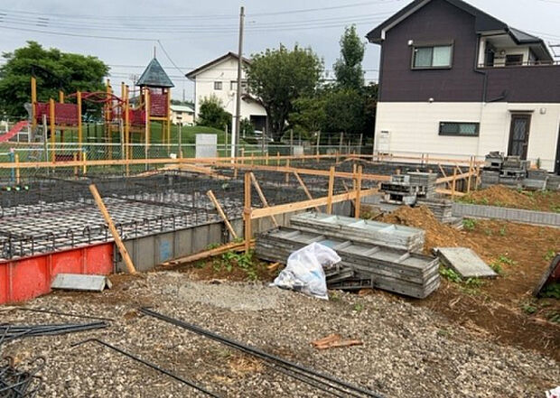 【玄関】玄関は家の顔でもあり、家族以外の目にも止まる場所です。玄関は外との間を仕切る扉、靴などをしまっておく収納スペース、靴脱ぎのたたきスペース、来客とのやり取りをするドアホンなど複数のアイテムからなります。