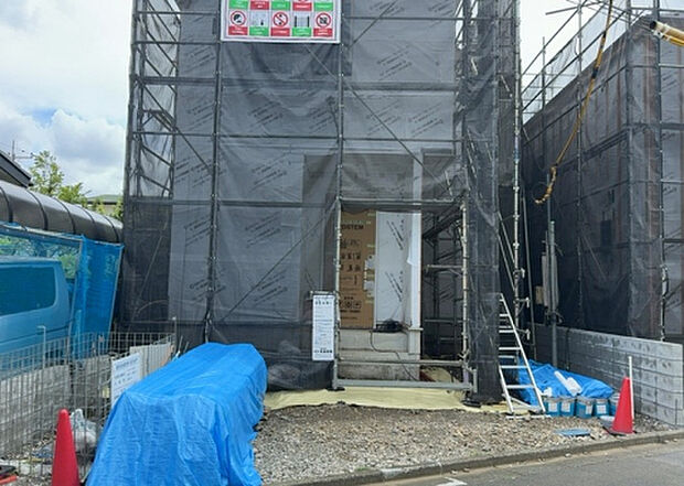 【外観_3】現地に行くなら、物件の周囲の地形がどうなっているかを見ることも大切です。周辺より低くなっている土地では、大雨などで水が集まりやすいため、地盤が弱くなっているということも考えられるため、注意が必要です。