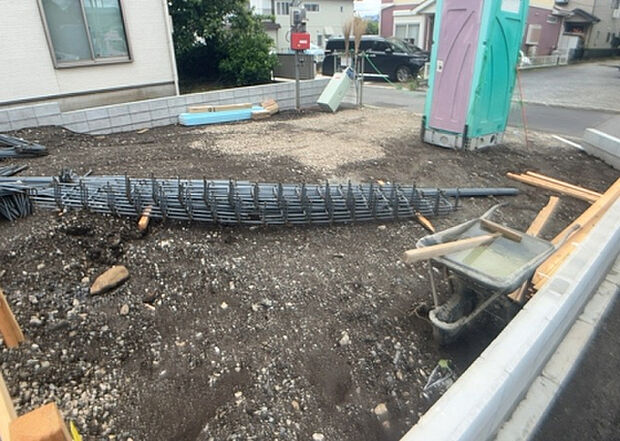 【駐車場_2】駐車場と明記されていても、最小スペースでつくられた駐車場だと大型車は駐車できなかったり、出入りしにくくなったりする可能性があります。お車のサイズと購入したい物件の駐車場のサイズを現地で確認しましょう。