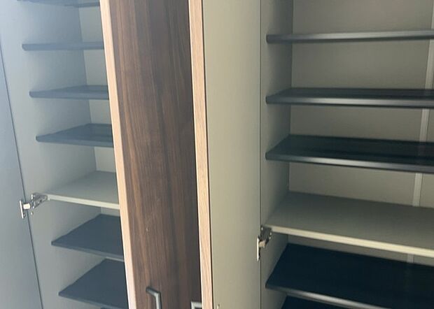 【玄関収納】玄関収納は、靴や傘、コートなどをスッキリと収納できるだけでなく、来客時に見せる顔となるため、家の顔とも言えます。収納量だけでなく、デザイン性も重視したいところです。ミラー付きの収納であれば、外出前の身だしなみチェックにも便利です。
