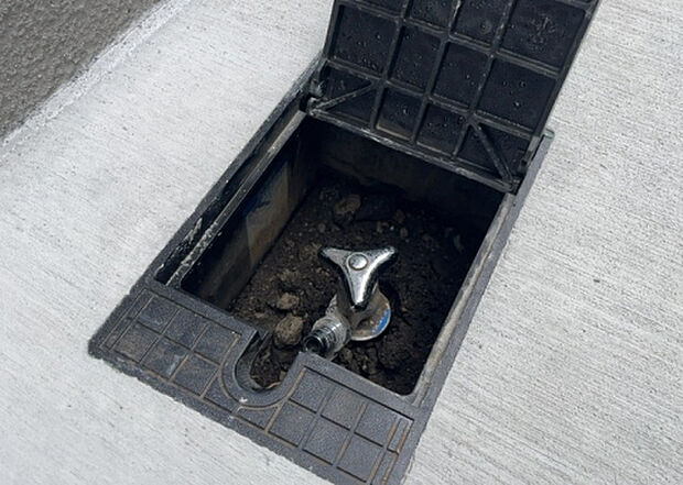 【その他設備】敷地内には、散水栓や立水栓があります。水道水を直接利用できるため、水を運ぶ手間を省くことが出来ます。大量の水を必要とする洗車作業や清掃などに役立ちます。その他設備とあわせて、現地でご確認ください。
