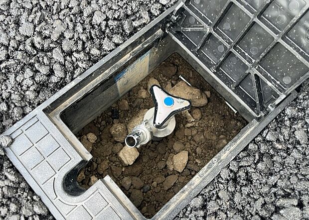 【外水栓】外水栓は、庭の水やりや洗車など、様々な用途に使える便利な設備です。ホースがしっかりと接続できるもの、水圧が安定しているものなど、使い勝手の良いものを選びましょう。また、凍結防止機能が付いているものなら、冬場でも安心して使用できます。