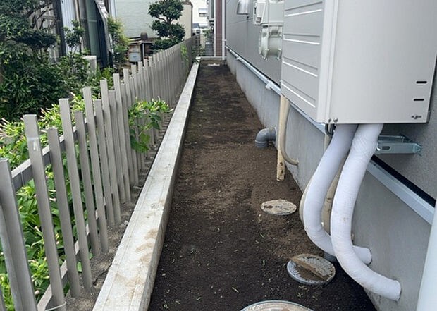 【庭】庭があることでガーデニングや家庭菜園はもちろん、こどもの遊び場やペットを放して遊ぶことができます。また、家の周囲に余裕があるということです。隣地との間があれば、十分な日当たりと、風通しが確保できます。