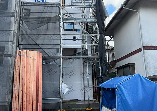 【内装】建物の上下階の通路である階段は、その位置によって動線や室内の印象が大きく左右されます。手摺にも重要な役割があり、転倒の防止・歩行や動作を円滑にして日常生活を支えることを主な目的として設置されています。