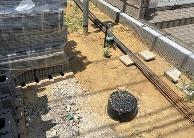 【その他設備】敷地内には、散水栓や立水栓があります。水道水を直接利用できるため、水を運ぶ手間を省くことが出来ます。大量の水を必要とする洗車作業や清掃などに役立ちます。その他設備とあわせて、現地でご確認ください。