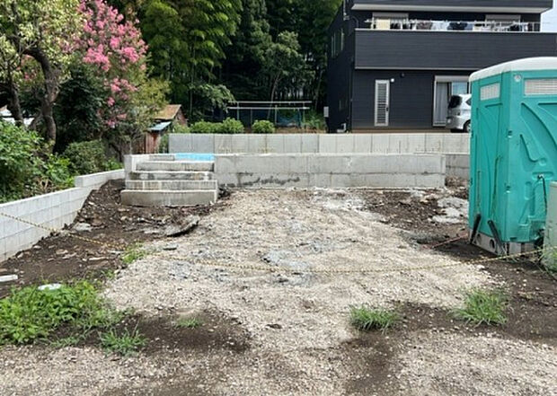 【庭_2】庭のある家に住むことのメリットとして、子どもたちの遊び場を確保できること、ガーデニングや家庭菜園を楽しめること、明るさを確保できることがあります。また、配置を工夫することでプライバシーが確保できます。