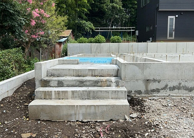 【玄関_2】玄関は、狭すぎると複数人で使いにくく、広すぎても無駄な空間になりがちです。最低2畳を目安にして、家の広さとの兼ね合いや家族の人数を考慮して決めるとよいでしょう。現地を見学して快適な玄関を選びましょう!