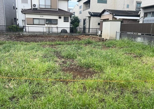 【玄関】玄関は家の顔でもあり、家族以外の目にも止まる場所です。玄関は外との間を仕切る扉、靴などをしまっておく収納スペース、靴脱ぎのたたきスペース、来客とのやり取りをするドアホンなど複数のアイテムからなります。