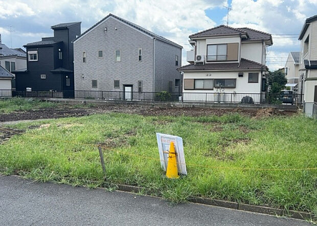 【玄関_2】玄関は、狭すぎると複数人で使いにくく、広すぎても無駄な空間になりがちです。最低2畳を目安にして、家の広さとの兼ね合いや家族の人数を考慮して決めるとよいでしょう。現地を見学して快適な玄関を選びましょう!