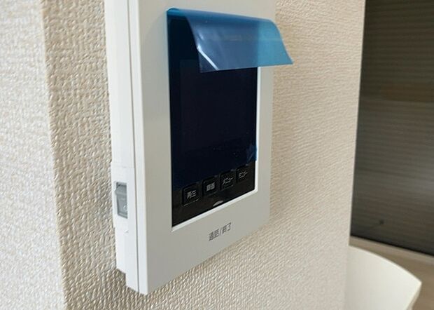 【ＴＶモニター付きインターホン】TVモニター付きインターホンは、来訪者の顔を確認できるだけでなく、音声でやり取りすることもできるため、セキュリティ面で安心できる設備です。モニター画面が大きく見やすいもの、夜間でも来訪者をしっかりと確認できるものなど、機能性を重視したいところです。