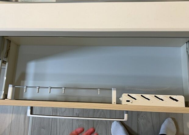 【キッチン床下収納】キッチン床下収納は、調理器具や食器などをスッキリと収納できる便利なスペースです。収納量が多いもの、引き出しがスムーズに開閉するものなど、使い勝手の良いものを選ぶことが大切です。また、湿気がこもりやすい場所なので、通気性の良いものを選ぶこともおすすめです。