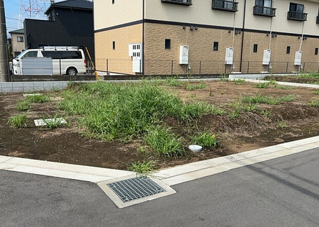 【玄関_2】玄関は、狭すぎると複数人で使いにくく、広すぎても無駄な空間になりがちです。最低2畳を目安にして、家の広さとの兼ね合いや家族の人数を考慮して決めるとよいでしょう。現地を見学して快適な玄関を選びましょう！