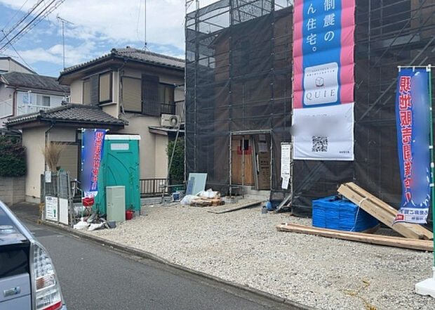 【前面道路含む現地写真_2】お持ちの車種によっては前面道路が広い方が便利でしょう。しかし、前面道路が広ければその分交通量が多くなるため、騒音などが気になる場合があります。実際に現地を見学し、周辺交通量や騒音などを確認しましょう!