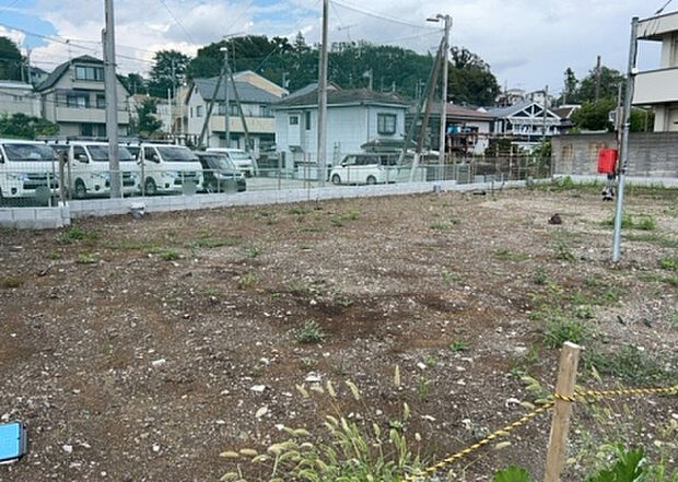 【玄関】玄関は家の顔でもあり、家族以外の目にも止まる場所です。玄関は外との間を仕切る扉、靴などをしまっておく収納スペース、靴脱ぎのたたきスペース、来客とのやり取りをするドアホンなど複数のアイテムからなります。