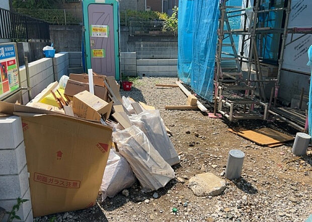【駐車場】駐車場と明記されていても、最小スペースでつくられた駐車場だと大型車は駐車できなかったり、出入りしにくくなったりする可能性があります。お車のサイズと購入したい物件の駐車場のサイズを現地で確認しましょう。