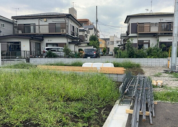 【外観_3】現地に行くなら、物件の周囲の地形がどうなっているかを見ることも大切です。周辺より低くなっている土地では、大雨などで水が集まりやすいため、地盤が弱くなっているということも考えられるため、注意が必要です。