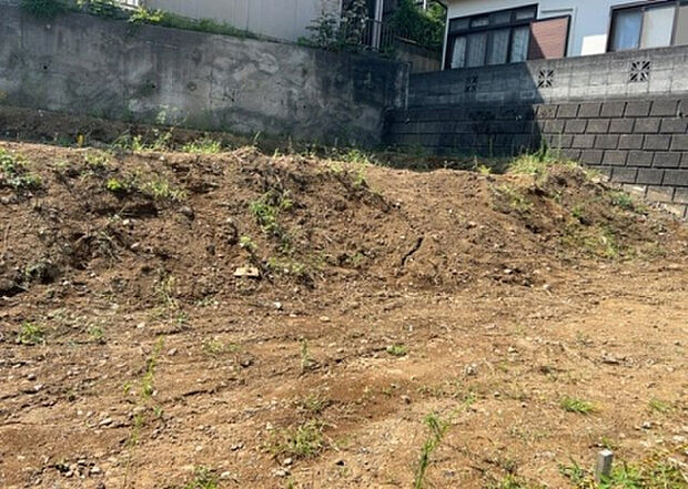 【外観_3】現地に行くなら、物件の周囲の地形がどうなっているかを見ることも大切です。周辺より低くなっている土地では、大雨などで水が集まりやすいため、地盤が弱くなっているということも考えられるため、注意が必要です。
