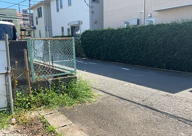 【物件からの展望_2】眺望を気にして物件を探す場合、前面に建物が建っていないか現地で確認しましょう！前面に建物があると景色はもちろん、日当たりや風通しにも影響が出てきます。住んだ時のことを想像しながら現地見学をしましょう。