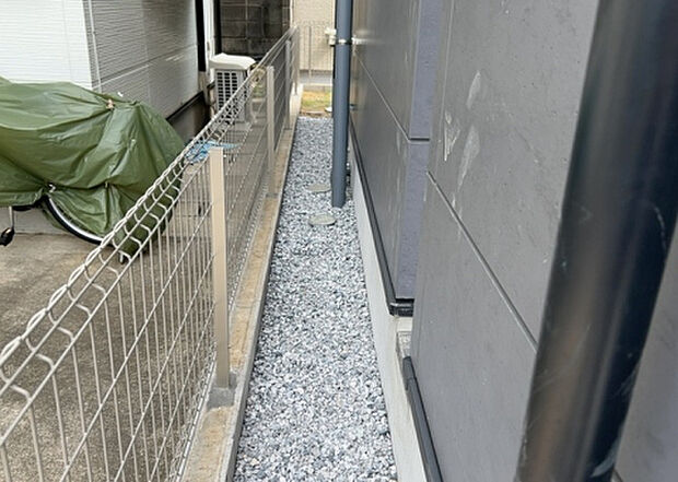 【庭】庭があることでガーデニングや家庭菜園はもちろん、こどもの遊び場やペットを放して遊ぶことができます。また、家の周囲に余裕があるということです。隣地との間があれば、十分な日当たりと、風通しが確保できます。