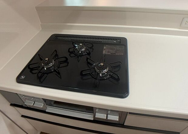 【キッチンコンロ】キッチンコンロは、料理の質を大きく左右する重要な設備です。火力調整のしやすさ、グリル機能の有無、安全装置の充実度など、選ぶポイントがたくさんあります。特に、IHクッキングヒーターは、お手入れのしやすさや安全性が高く、近年人気が高まっています。