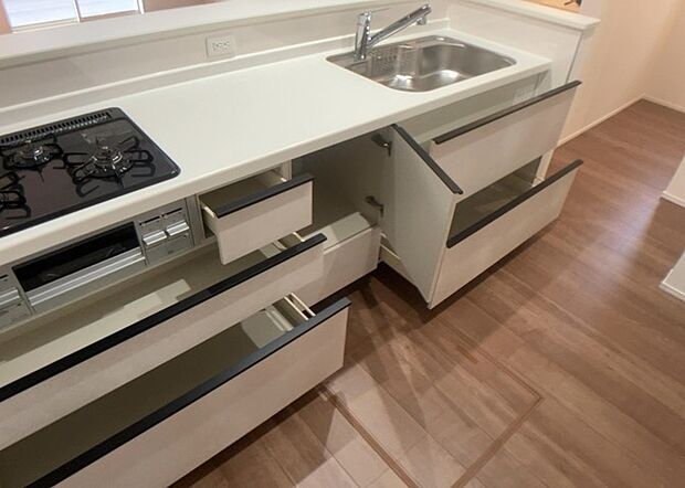 【キッチン床下収納】キッチン床下収納は、調理器具や食器などをスッキリと収納できる便利なスペースです。収納量が多いもの、引き出しがスムーズに開閉するものなど、使い勝手の良いものを選ぶことが大切です。また、湿気がこもりやすい場所なので、通気性の良いものを選ぶこともおすすめです。