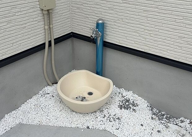 【外水栓】外水栓は、庭の水やりや洗車など、様々な用途に使える便利な設備です。ホースがしっかりと接続できるもの、水圧が安定しているものなど、使い勝手の良いものを選びましょう。また、凍結防止機能が付いているものなら、冬場でも安心して使用できます。