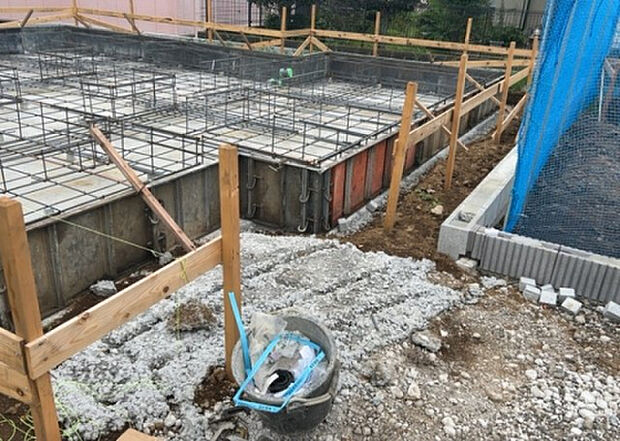 【庭】庭があることでガーデニングや家庭菜園はもちろん、こどもの遊び場やペットを放して遊ぶことができます。また、家の周囲に余裕があるということです。隣地との間があれば、十分な日当たりと、風通しが確保できます。