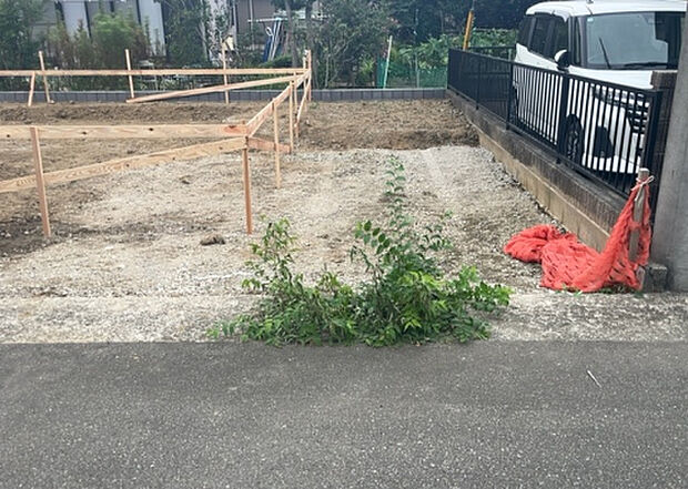 【駐車場_2】駐車場と明記されていても、最小スペースでつくられた駐車場だと大型車は駐車できなかったり、出入りしにくくなったりする可能性があります。お車のサイズと購入したい物件の駐車場のサイズを現地で確認しましょう。