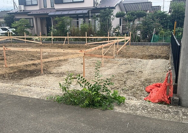 【庭_2】庭のある家に住むことのメリットとして、子どもたちの遊び場を確保できること、ガーデニングや家庭菜園を楽しめること、明るさを確保できることがあります。また、配置を工夫することでプライバシーが確保できます。