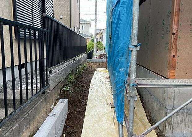 【庭】庭があることでガーデニングや家庭菜園はもちろん、こどもの遊び場やペットを放して遊ぶことができます。また、家の周囲に余裕があるということです。隣地との間があれば、十分な日当たりと、風通しが確保できます。