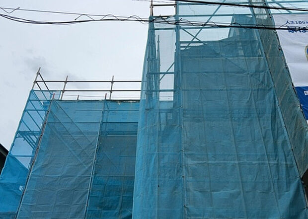 【内装】建物の上下階の通路である階段は、その位置によって動線や室内の印象が大きく左右されます。手摺にも重要な役割があり、転倒の防止・歩行や動作を円滑にして日常生活を支えることを主な目的として設置されています。