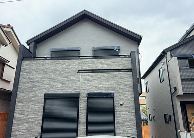 【外観_2】外観は建物の第一印象を決める重要な要素です。複数の方向から見ることで、建物の存在感や周辺との調和、デザインの良さなどがより明確に分かります。お気に入りの建物を見つけてみてください。