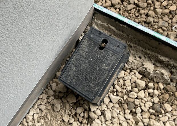 【外水栓】外水栓は、庭の水やりや洗車など、様々な用途に使える便利な設備です。ホースがしっかりと接続できるもの、水圧が安定しているものなど、使い勝手の良いものを選びましょう。また、凍結防止機能が付いているものなら、冬場でも安心して使用できます。