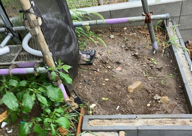 【庭_2】庭のある家に住むことのメリットとして、子どもたちの遊び場を確保できること、ガーデニングや家庭菜園を楽しめること、明るさを確保できることがあります。また、配置を工夫することでプライバシーが確保できます。