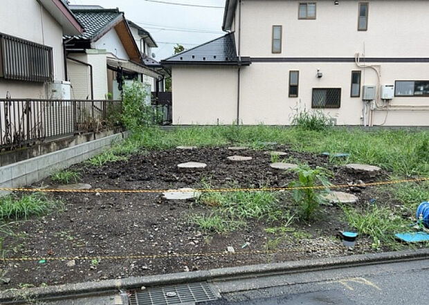 【玄関_2】玄関は、狭すぎると複数人で使いにくく、広すぎても無駄な空間になりがちです。最低2畳を目安にして、家の広さとの兼ね合いや家族の人数を考慮して決めるとよいでしょう。現地を見学して快適な玄関を選びましょう！