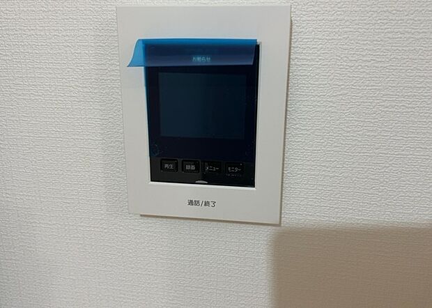 【ＴＶモニター付きインターホン】TVモニター付きインターホンは、来訪者の顔を確認できるだけでなく、音声でやり取りすることもできるため、セキュリティ面で安心できる設備です。モニター画面が大きく見やすいもの、夜間でも来訪者をしっかりと確認できるものなど、機能性を重視したいところです。