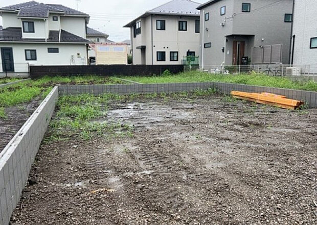 【外観_3】現地に行くなら、物件の周囲の地形がどうなっているかを見ることも大切です。周辺より低くなっている土地では、大雨などで水が集まりやすいため、地盤が弱くなっているということも考えられるため、注意が必要です。