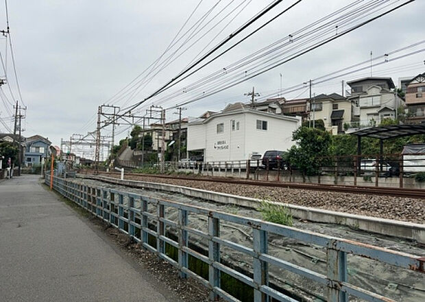 【前面道路含む現地写真_2】お持ちの車種によっては前面道路が広い方が便利でしょう。しかし、前面道路が広ければその分交通量が多くなるため、騒音などが気になる場合があります。実際に現地を見学し、周辺交通量や騒音などを確認しましょう!