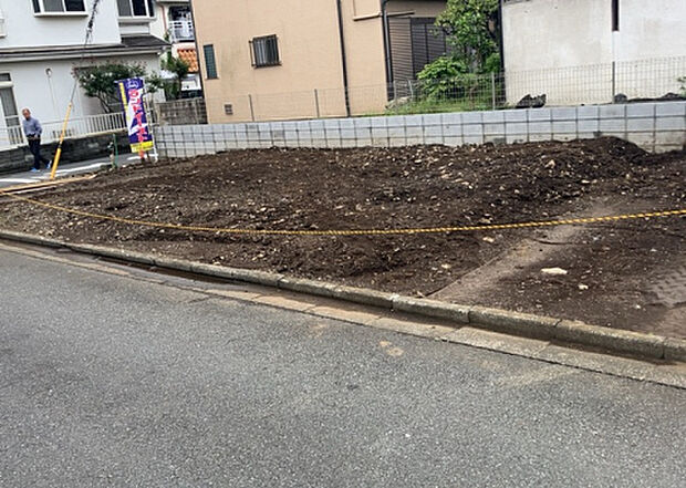 【前面道路含む現地写真_2】お持ちの車種によっては前面道路が広い方が便利でしょう。しかし、前面道路が広ければその分交通量が多くなるため、騒音などが気になる場合があります。実際に現地を見学し、周辺交通量や騒音などを確認しましょう！
