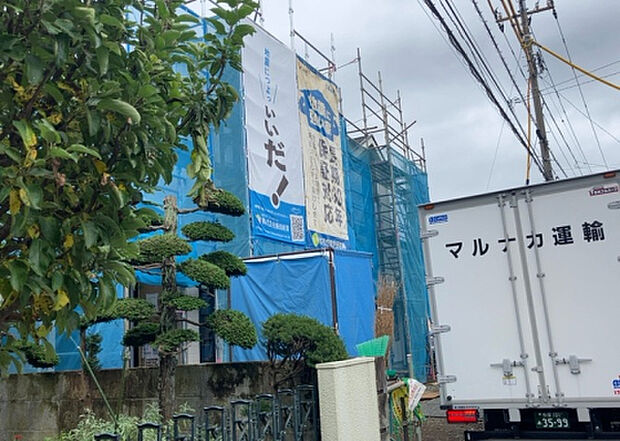 【外観_3】現地に行くなら、物件の周囲の地形がどうなっているかを見ることも大切です。周辺より低くなっている土地では、大雨などで水が集まりやすいため、地盤が弱くなっているということも考えられるため、注意が必要です。