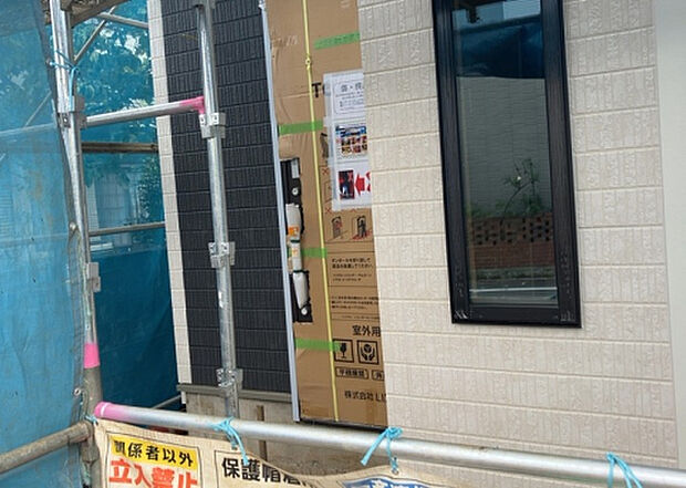 【玄関】玄関は家の顔でもあり、家族以外の目にも止まる場所です。玄関は外との間を仕切る扉、靴などをしまっておく収納スペース、靴脱ぎのたたきスペース、来客とのやり取りをするドアホンなど複数のアイテムからなります。